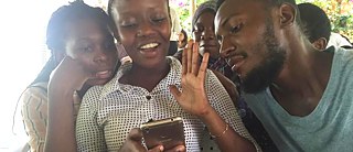 Testspiel eines „Location-based Games“ l Foto: Rahma Suleiman/Goethe-Institut Dar es Salaam