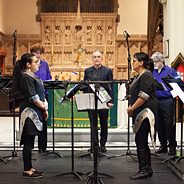 Neue Vokalsolisten avec Akinisie Sivuarapik et Lisa-Louise Ittukallak 