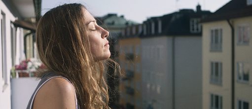Portrait de Janne (Aenne Schwarz) sur un baLcon au soleil