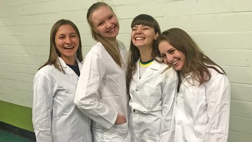 Ehemalige Studienbrücklerinnen auf dem Weg zum Chemieseminar an der Ruhr-Universität Bochum
