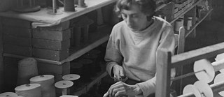 Anni Albers wickelt eine Spule auf, am Black Mountain College, 1941