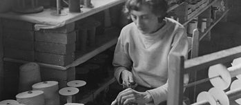 Anni Albers wickelt eine Spule auf, am Black Mountain College, 1941