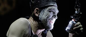 Les théâtres choisissent souvent des classiques parce qu’ils sont très populaires auprès du public. L’acteur Lars Eidinger joue le rôle de Richard III, dans une pièce William Shakespeare, à la Schaubühne de Berlin.