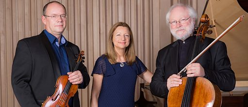 Les musiciens du Trio Bohème, de gauche à droite : Lev Maslovsky (violon) Jasmina Kulaglich (piano),  Igor Kiritchenko (violoncelle)