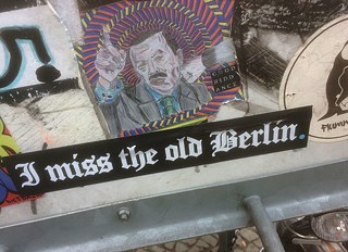 Widersprüchliche Botschaften auf einem Fahrradständer in Berlin.