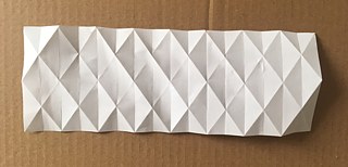 Faltbeispiel aus dem Bauhaus-Vermittlungsbaukasten