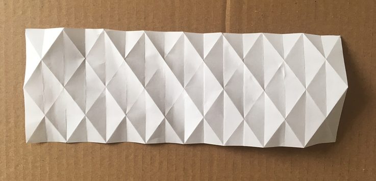 Faltbeispiel aus dem Bauhaus-Vermittlungsbaukasten