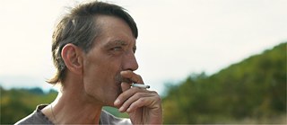 Un homme qui fume