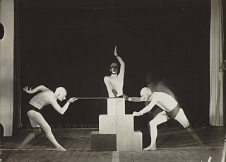 Oskar Schlemmer, Kastenspiel, 1927; Szenenfoto mit Werner Siedhoff und Wolfgang Hildebrandt (hinten).