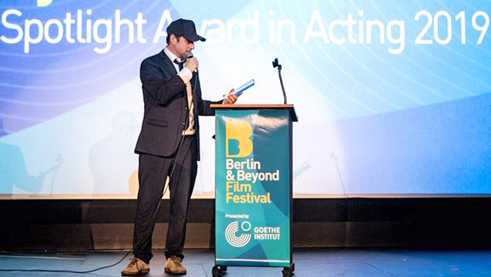 Bjarne Mädel accepting his award