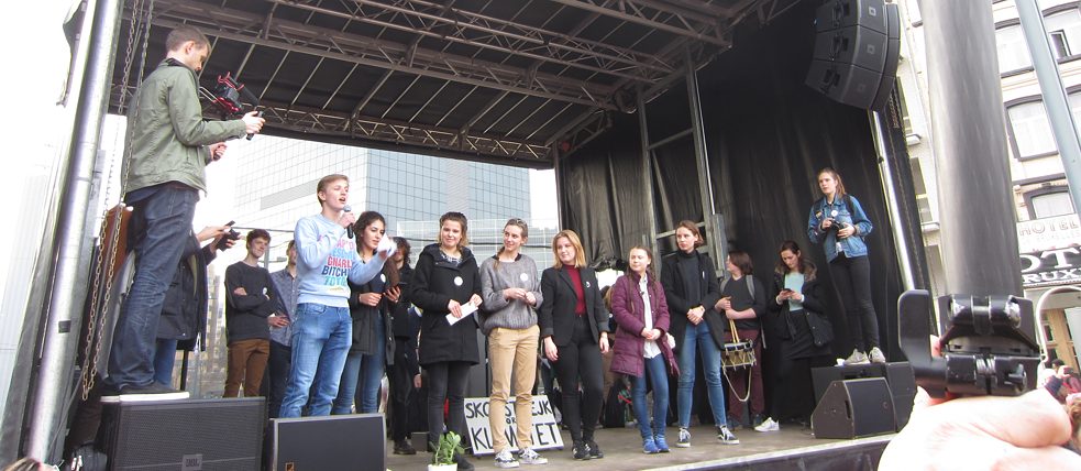 Die jungen Belgierinnen, die die Veranstaltung organisiert haben (Anuna De Wever, Kyra Gantois und Adélaïde Charlier)