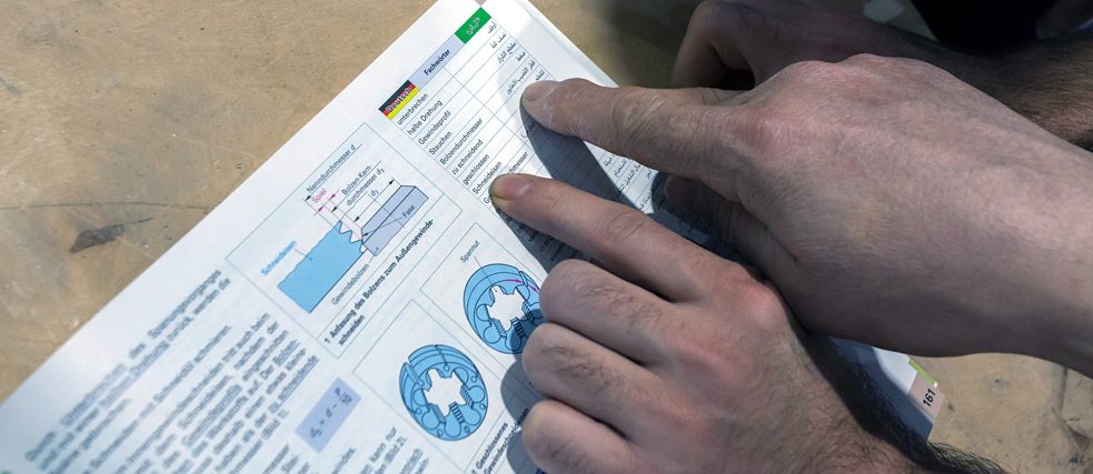 Eine Seite des deutsch-arabischen Handbuchs der Interessensgemeinschaft Kunststoff