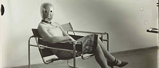 Frau im Stahlrohrsessel von Marcel Breuer, 1926