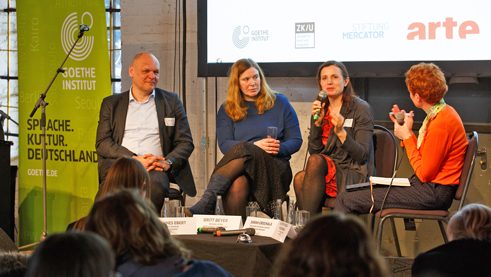 Johannes Ebert, Generalsekretär des Goethe-Instituts, Britt Beyer, Regisseurin von „24 Stunden Europa“, und Sarah Grochala, Theaterautorin und Dozentin, diskutieren auf dem Panel „Europa erzählen“