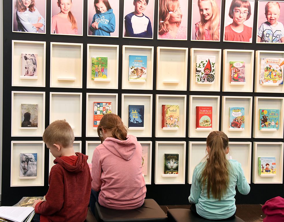 متعة القراءة للكبار والصغار في معرض لايبتسيج للكتاب