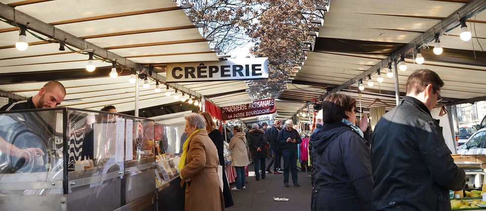 <b>Markt Président Wilson (Paris, Frankreich)</b><br>In unmittelbarer Nähe der Place Iéna und unter dem bronzenen Blick von George Washington findet jeden Mittwoch und Samstag der Markt „Président Wilson“ statt.  Hier bekommt man nicht nur landestypische Delikatessen, wie Crêpes und Fromage, sondern alles was das Herz (oder der Magen) begehrt, von Charcuterie bis hin zu kreolischen und libanesischen Köstlichkeiten. Besonders um die Mittagszeit ist der Markt sehr gut besucht und man sollte Zeit einplanen, um auch etwas von dem lebendigen Treiben, was die Pariser Märkte ausmacht, mitnehmen zu können.   