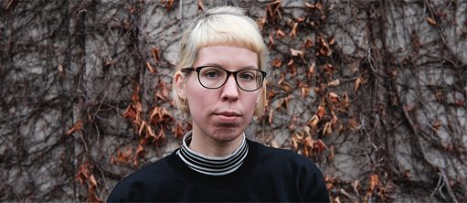 Junge blonde Frau mit Brille