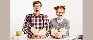 Buch-Selfie © © Colourbox/33100615 Buch-Selfie