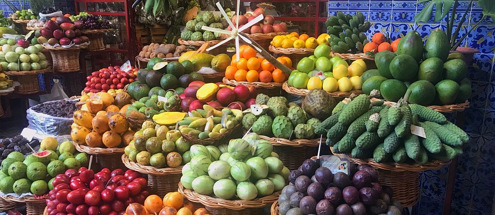 <b>Mercado dos Lavradores (Funchal, Portugal)</b><br> <br>Wer tropische Früchte mag, muss nicht weit reisen. Auf dem Markt von Funchal, der Hauptstadt der portugiesischen Atlantikinsel Madeira, gibt es zahlreiche Varianten bekannter (Banane, Maracuja) und weniger bekannter (Ananasbanane, Tamarillo) Obstsorten. Die bunte Vielfalt ist nicht nur schön anzusehen, sondern hält auch die eine oder andere Überraschung für den Gaumen bereit. Ein Bummel über den Mercado dos Lavradores ist eine einmalige Gelegenheit, eine, zwei, drei oder noch mehr der leckeren Früchte zu probieren.