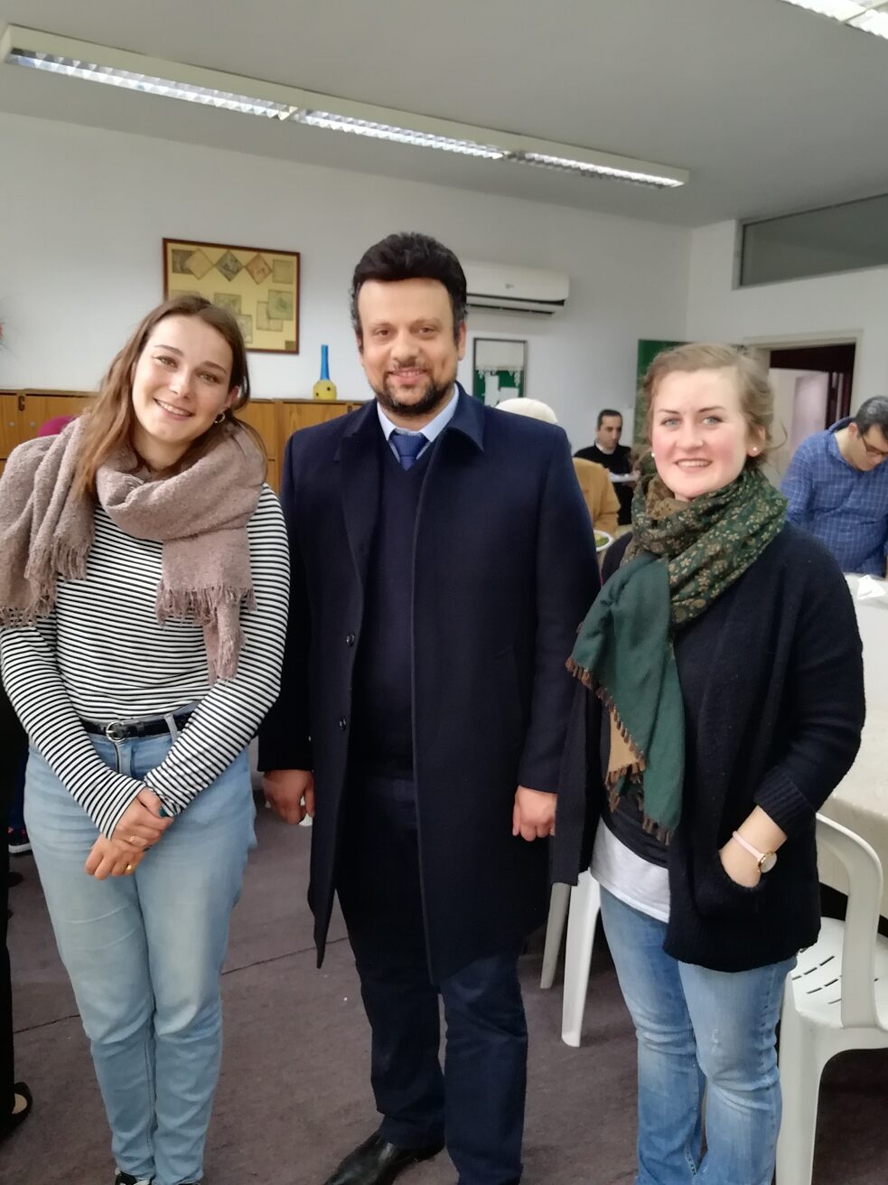 Der Schulleiter Mr. Mazeen mit den SCHULWÄRTS!-Praktikantinnen