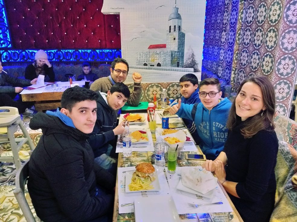 Im Restaurant mit der Klasse neun