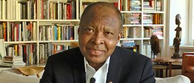 Okwui Enwezor während seines Video-Statements für das Symposium „Vertagtes Erbe“ am 22.11.2018 in seiner Wohnung in München