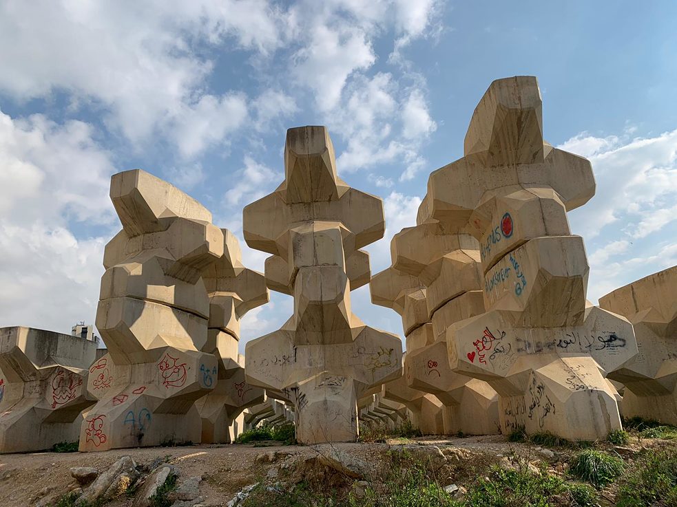 Riesige Wellenbrecher warten auf ihren Einsatz