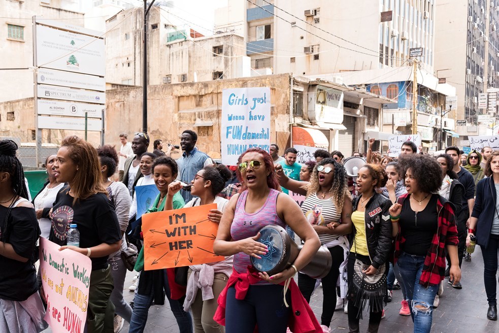 Demonstrierende in Beirut mit Trommeln und Plakaten, die Gleichheit und Gerechtigkeit fordern, wie „Girls just wanna have fundamental rights“ – Frauen wollen einfach ihre Grundrechte