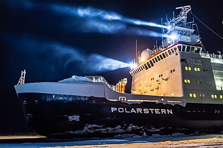 Die Polarstern im Einsatz: Im September 2019 lässt sich das Forschungsschiff ein Jahr lang im Packeis einfrieren. 