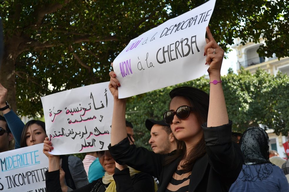 Deux femmes lors d'une manifestation brandissant des pancartes pour les droits des femmes.