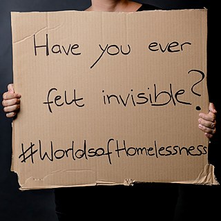 Worlds Of Homelessness Foto eine Pappschilds mit der Frage 'have you ever felt invisible"
