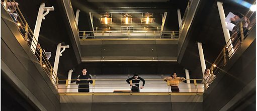 Schüler auf einem Balkon, die für ein Theaterstück proben.  