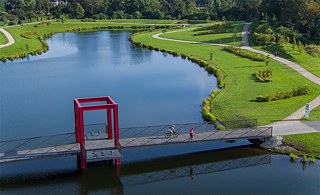 The first bicycle highway in Germany is 101 kilometres long and connects the cities of Duisburg and Hamm in North Rhine-Westphalia. With a minimum width of four metres, there is room for both cyclists and pedestrians; the slopes are negligible.
