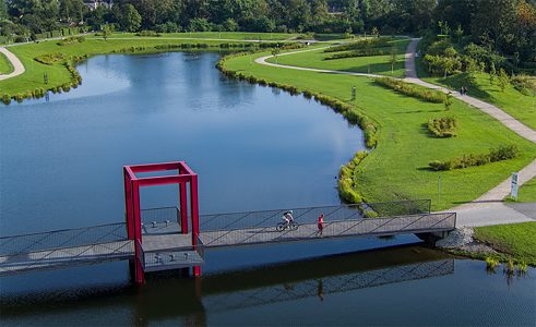 The first bicycle highway in Germany is 101 kilometres long and connects the cities of Duisburg and Hamm in North Rhine-Westphalia. With a minimum width of four metres, there is room for both cyclists and pedestrians; the slopes are negligible.