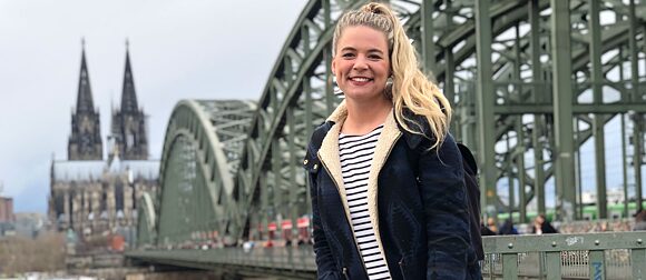 Rahel Klein vor Kölner Dom