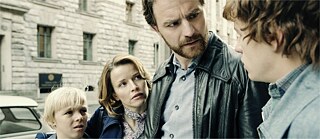 Eine Familie, die sich berät