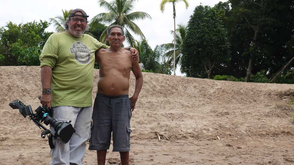 Fernando Valdivia, diretor da Escola de Cinema Amazônico, com Pansitinma, que aos 12 anos foi protagonista de um livro e de um filme e atualmente é cineasta indígena. Comunidade de Nuevo San Martín. Foto: Alex Giraldo.