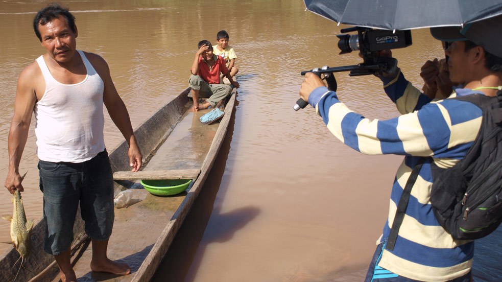 Rubén Rodriguez en filmación de una escena para la primera película hecha por el pueblo Amahuaca del rio Inuya. Foto: Fernando Valdivia.