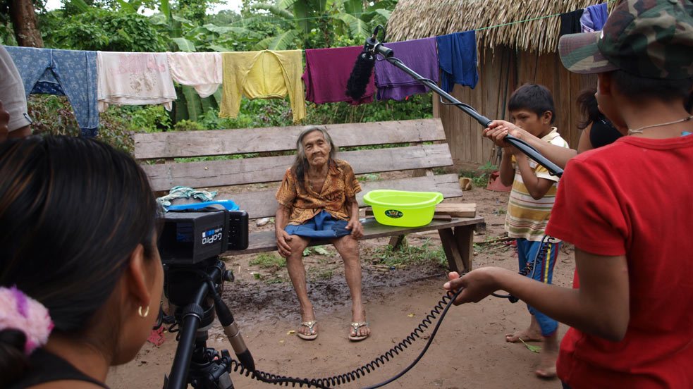 Das Gemeinschaftskino als Begegnungsstätte der Generationen und Ort der Pflege von Überlieferungen. Junge Amahuaca-Filmemacher am Río Inuya. Foto: Luisa Wagenschwanz.