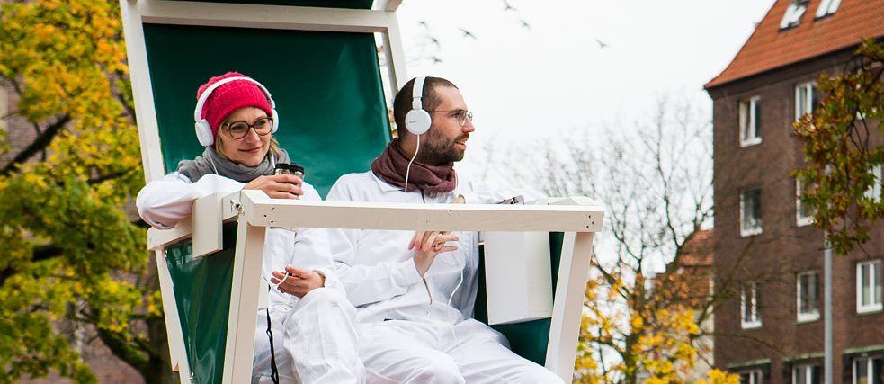 L’AudioSit : une chaise haute à un carrefour, un siège d’observation au-dessus des rues qui incite au changement de perspective.