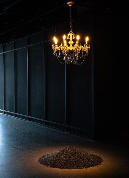 “Dinner Party”. Lucía Madriz, 2018. exposición “Via Aérea”, SESC Belezinho, São Paulo, 2018. Foto: Rodrigo Marcondes.