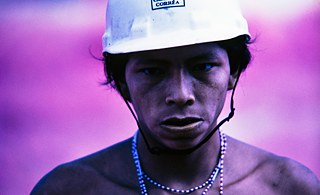 “Yanomami frente al trabajo da construcción de la vía Perimetral Norte, Roraima”, de la serie “Consecuencias del contacto”. Claudia Andujar. 1975. Cortesía: Galería Vermelho.