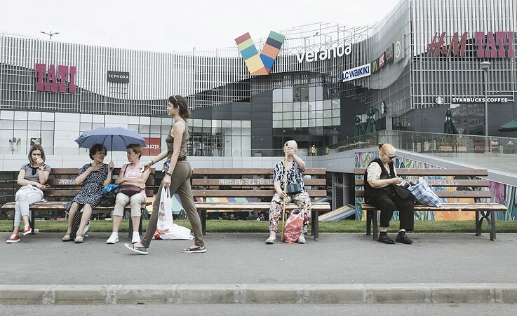 Opposite the old market is Veranda Mall. A modern shopping complex filled with Starbucks cafés, restaurants and fancy Western chain stores, it is the complete antithesis of Obor Market.