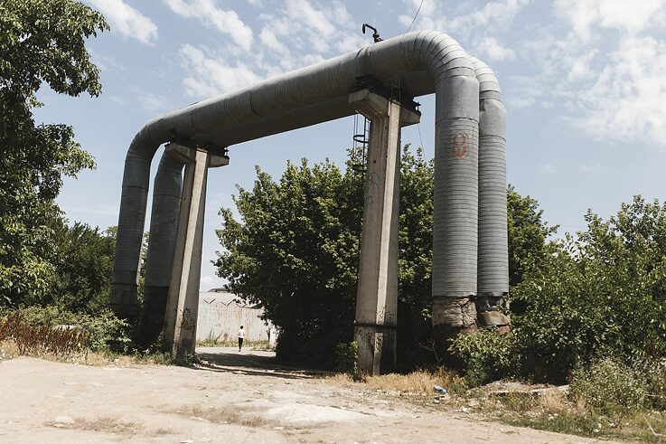 Transgaz ist ein Erdgaskonzern in staatlichem Besitz, der an dem Pipeline-Projekt BRUA beteiligt ist: 2019 soll eine Gasleitung eröffnet werden, die Bulgarien, Rumänien, Ungarn und Österreich miteinander verbindet. Rumänien ist zwar eines der am wenigsten vom Gasimport abhängigen Länder in der Region, aber die BRUA-Pipeline wird es beispielsweise Ungarn zum ersten Mal seit Jahrzehnten möglich machen, Gas nicht nur aus Russland zu beziehen. 