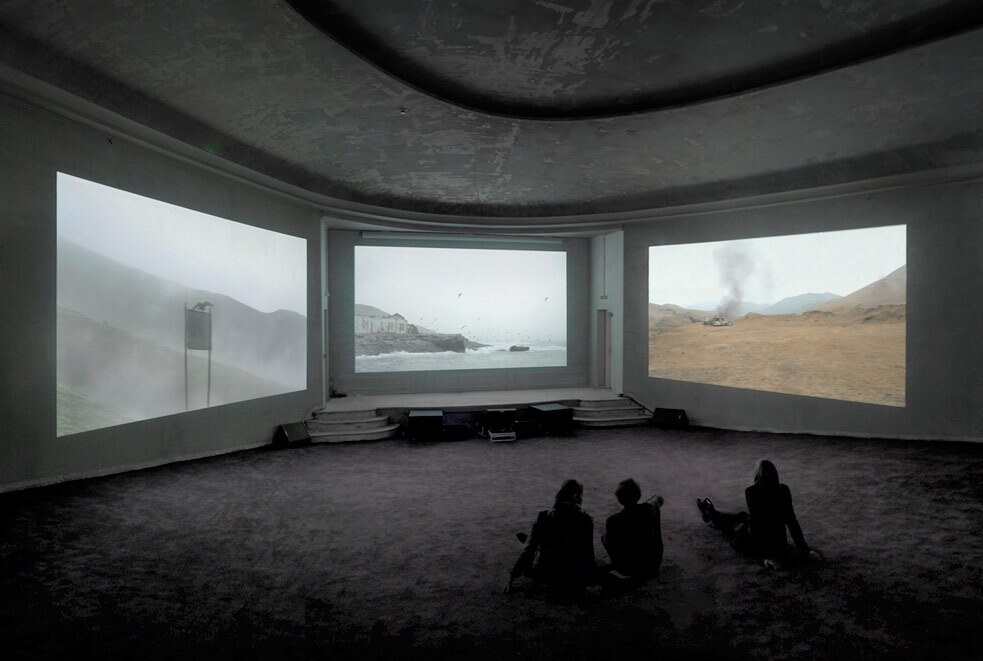 Maya Watanabe, Perú. “Escenarios”, vista da videoinstalação no Palais de Tokyo, 2015. Cortesia da artista.