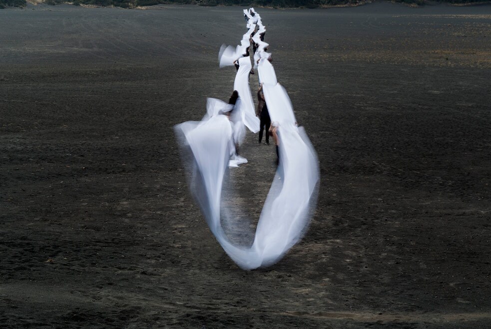 Miguel Braceli, Venezuela. De “Irazú”, intervenção com 500 metros de tecido linear e setenta participantes, 2016. Cortesia do artista.