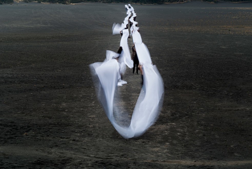 Miguel Braceli, Venezuela. De “Irazú”, ¬intervención con 500 metros de tela lineal y setenta participantes, 2016. Cortesía del artista.