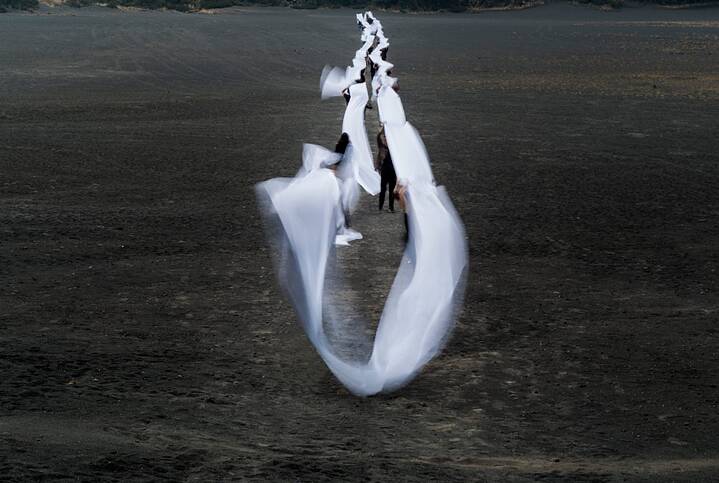 Miguel Braceli, Venezuela. De “Irazú”, ¬intervención con 500 metros de tela lineal y setenta participantes, 2016. Cortesía del artista.