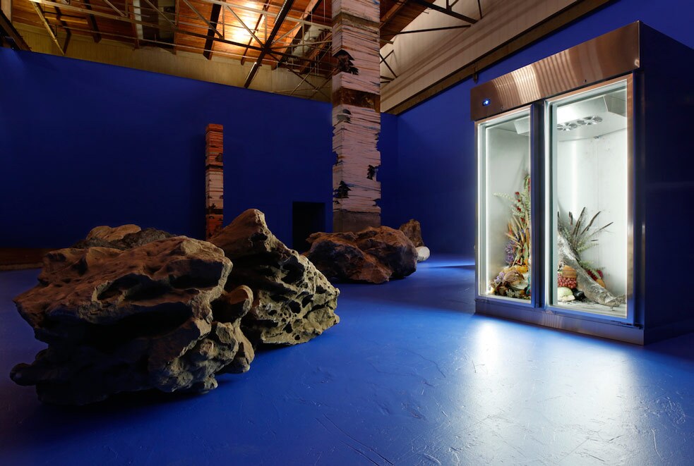 Adrián Villar Rojas, Argentina. “El teatro de la desaparición”, vista da instalação na Geffen Contemporary MOCA, Los Angeles, CA, 2017 Cortesia do artista e de kurimanzutto, Cidade do México/Nova York.