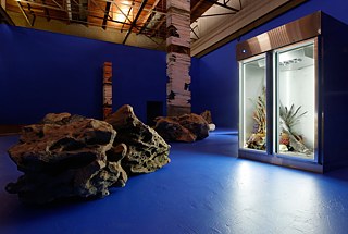 Adrián Villar Rojas, Argentina. “El teatro de la desaparición”, vista de la instalación en el Geffen Contemporary MOCA, Los Ángeles, CA, 2017 Cortesía del artista y kurimanzutto, Ciudad de México/Nueva York.